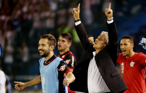 Reinaldo Rueda vibra com a vitória contra o Junior Barranquilla: treinador tem mais um ano de contrato com o Flamengo.(Imagem:Leonardo Muñoz / Agência EFE)