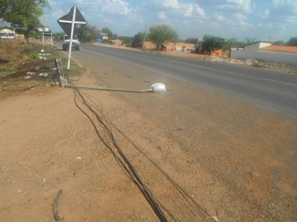 Caçamba atinge cordoalha de aço e derruba 4 postes de energia elétrica em Floriano.(Imagem:FlorianoNews)