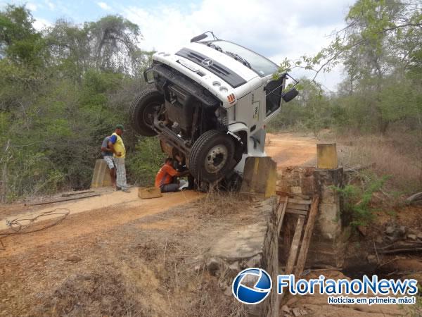 Caminhão fica inclinado após desabamento de ponte na zona rural de Floriano.(Imagem:FlorianoNews)