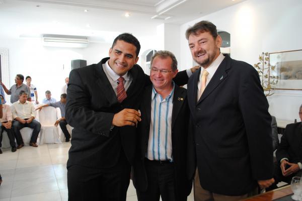 Secretario de Saúde de S. Francisco do Piauí Valério Borges, recebe SAMU, ao lado Dep. Federal Assis Carvalho e o Governador Wilson Martins(Imagem:Divulgação)