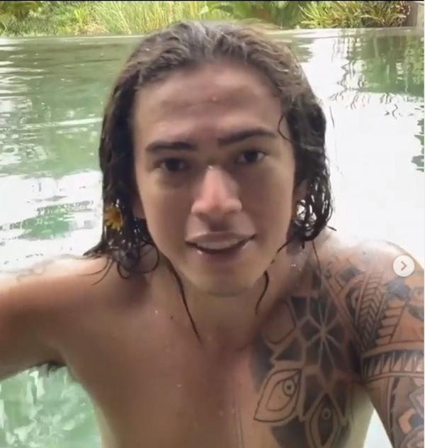 Whindersson Nunes pede doações para campanhas de financiamento coletivo e aproveita a piscina no dia do seu aniversário(Imagem:Reprodução/Instagram)