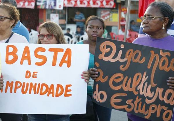 Manifestantes exibem cartazes em ato contra a cultura do estupro em Teresina.(Imagem: Thiago Amaral/ Arquivo Cidadeverde.com)