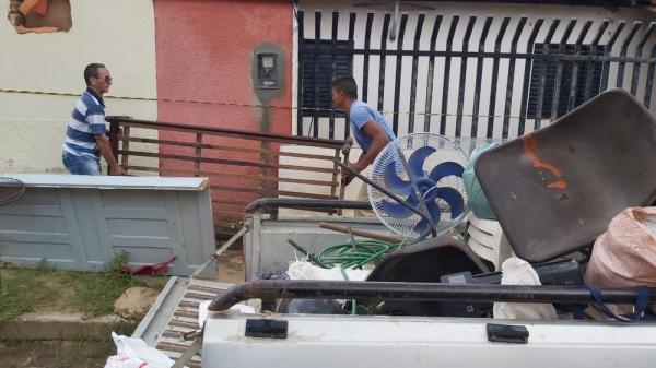 Moradores tentam salvar objetos de dentro de casas ameaçadas pela chuva em Piripiri, no Piauí.(Imagem:Renan Nunes/ TV Clube)