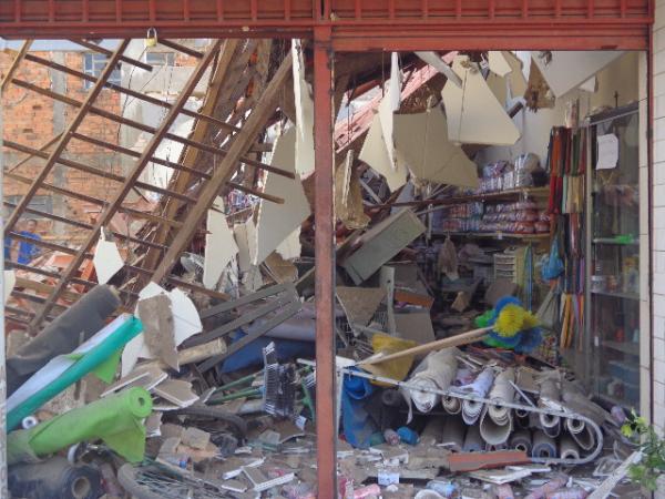 Telhado de loja desaba e funcionária grávida fica ferida em Floriano.(Imagem:FlorianoNews)