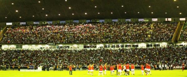 No aquecimento do time, torcida do River-PI já fazia pressão.(Imagem:Abdias Bideh/GloboEsporte.com)