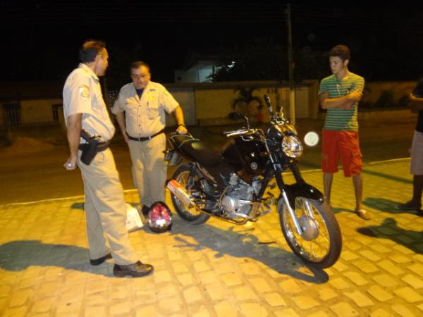 Acidente envolvendo motociclista e pedestre na Av. Dirceu Arcoverde.(Imagem:FlorianoNews)