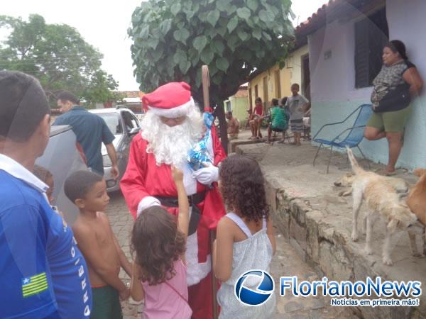 Crianças recebem primeiros presentes do Papai Noel dos Correios em Floriano.(Imagem:FlorianoNews)