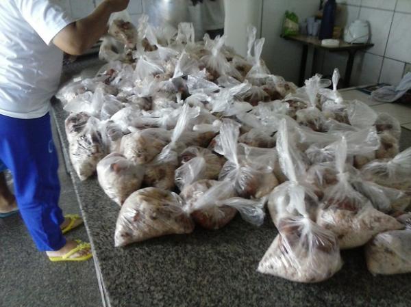 Servidores distribuem a refeição nos sacos plásticos.(Imagem:Sinpoljuspi)