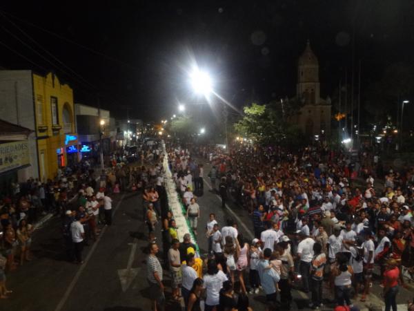 Com bolo de 116 metros, população comemorou aniversário de Floriano.(Imagem:FlorianoNews)