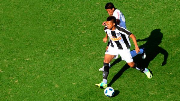Paulinho, do Corinthians, persegue André, do Atlético-MG.(Imagem: Marcos Ribolli / Globoesporte.com)