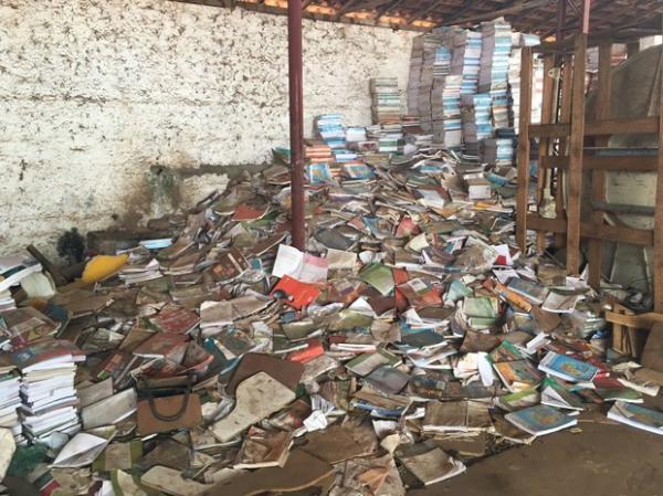 Livros didáticos estão abandonados em Miguel Alves, no Piauí.(Imagem:Neyara Pinheiro/TV Clube)