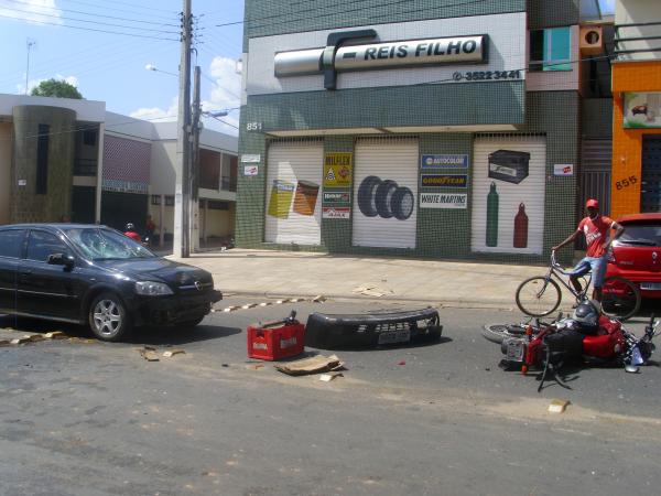 Acidente envolvendo carro e moto na Av. Bucar Neto em Floriano.(Imagem:FlorianoNews)