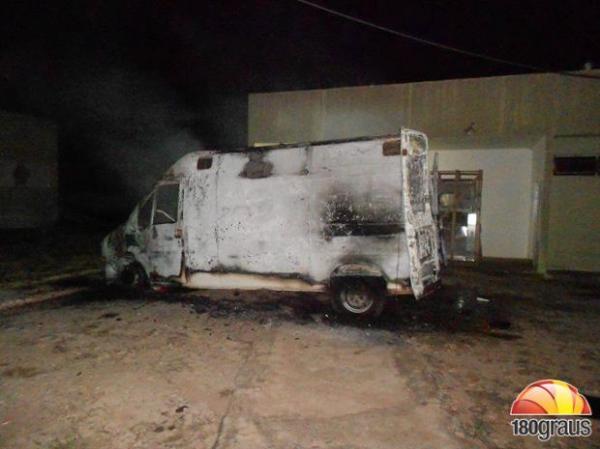 Ambulância pega fogo em estacionamento de hospital no Piauí.(Imagem:180graus)