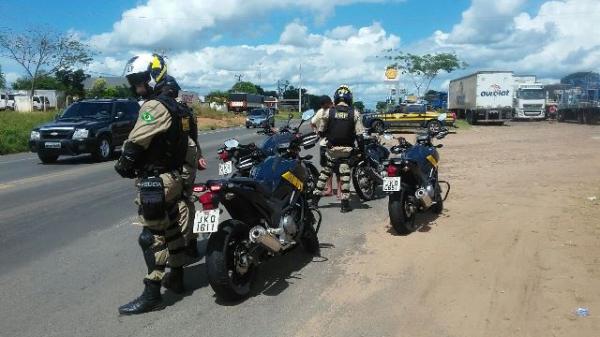 PRF executa fiscalização com motociclistas policiais visando a segurança em Pedro II.(Imagem:NUCOM / PRF / PI)