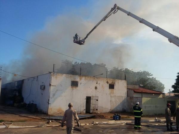 Urnas funerárias foram destruídas, além de materiais de insumo.(Imagem:Karynne Katiúzia/G1)