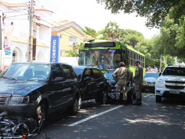 Engavetamento envolvendo 12 veículos deixou seis feridos na Av. Frei Serafim.(Imagem:Catarina Costa / G1)