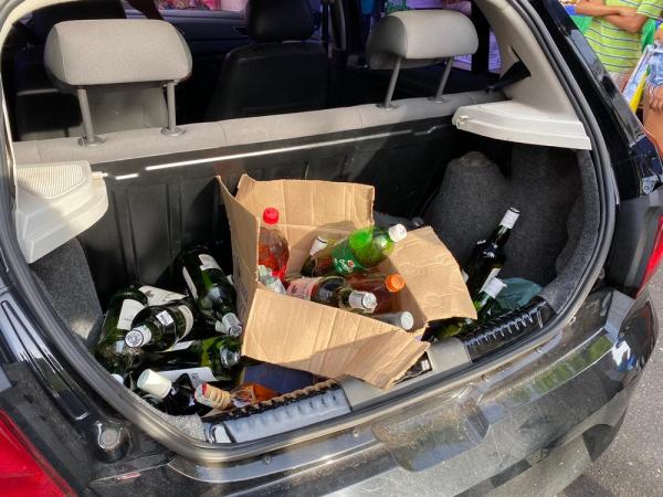 Bebidas foram apreendidas dentro de carro durante o Capote da Madrugada, em Teresina.(Imagem:Neyara Pinheiro/TV Clube)