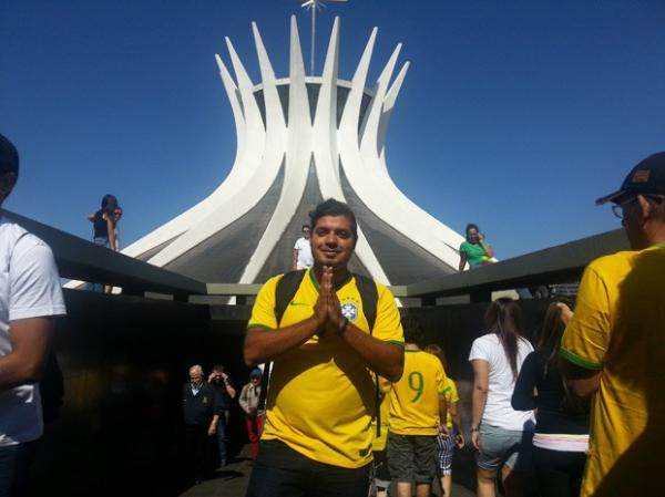 Torcedor que mora em São Paulo esteve na Catedral de Brasília para rezar pela seleção brasileira.(Imagem:Raquel Morais / G1)