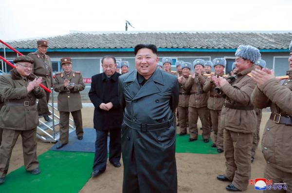 Líder norte-coreano Kim Jong-un inspeciona teste de sistema de lançamento de foguetes em foto de novembro(Imagem:KCNA via KNS / AFP)