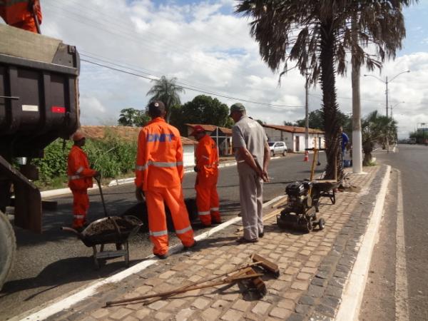 Obras de sinalização estão sendo realizadas em Floriano.(Imagem:FlorianoNews)