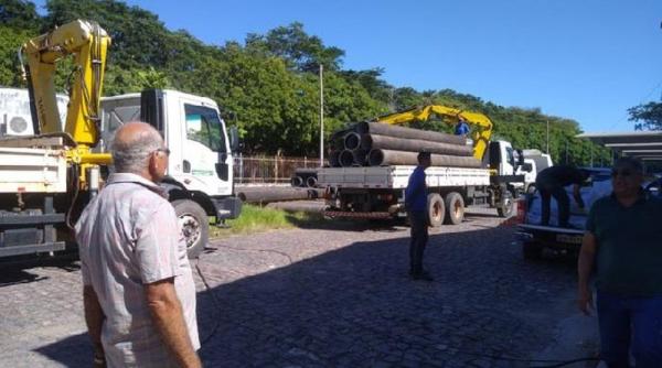 Técnicos tentam corrigir vazamento em adutora no município de São Raimundo Nonato.(Imagem:Divulgação/Agespisa)