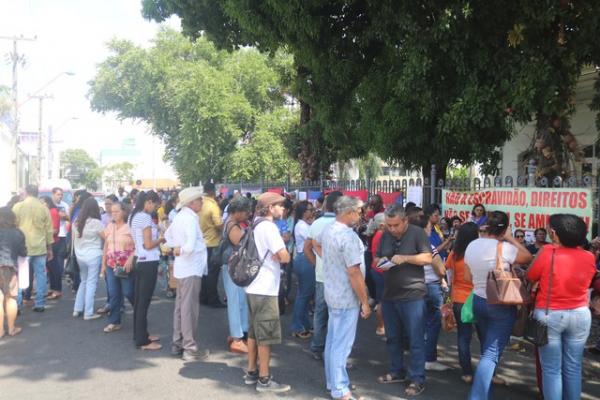 Professores fizeram protesto no Palácio de Karnak.(Imagem:Glayson Costa/G1)