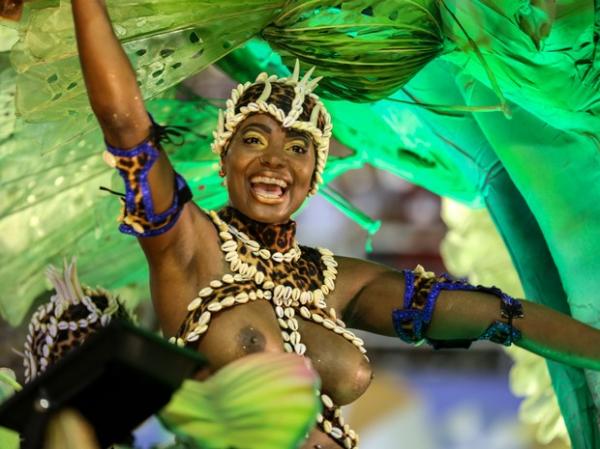 Destaque de topless no desfile da Beija-Flor.(Imagem:Rodrigo Gorosito/G1)