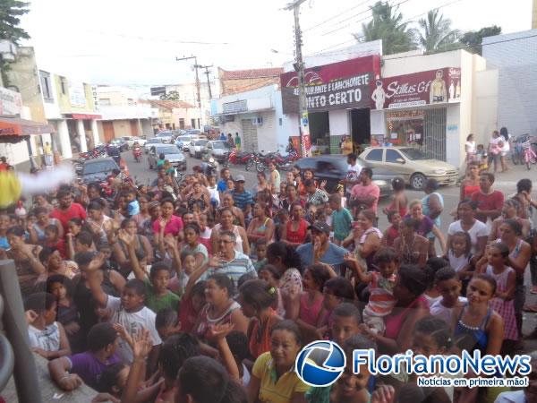 Crianças ganham presentes do Papai Noel dos Correios em Floriano.(Imagem:FlorianoNews)