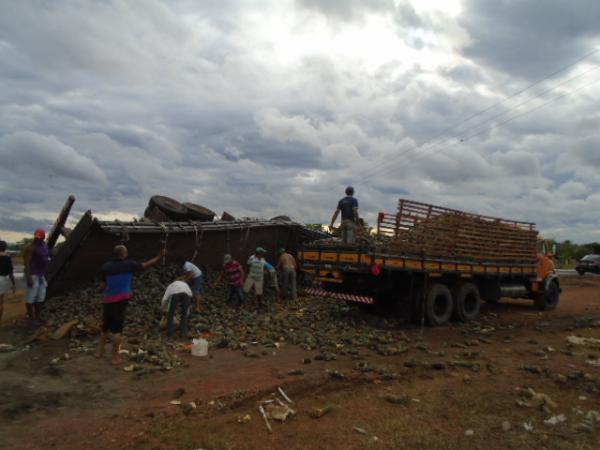 Caminhão carregado de abacaxi tomba na Rotatória do Paracaty.(Imagem:FlorianoNews)