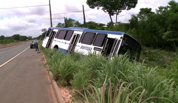 Ônibus desce barranco na BR-343 ao tentar desviar de caminhão.(Imagem:Reprodução/TV Clube)