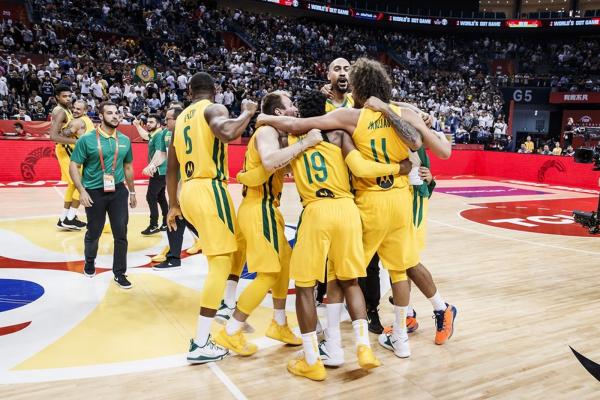 Seleção brasileira tira uma diferença de 17 pontos em menos de dez minutos, chega a segunda vitória com grande jogo de Varejão, e está classificada para a sequência do torneio.(Imagem:Divulgação/FIBA)