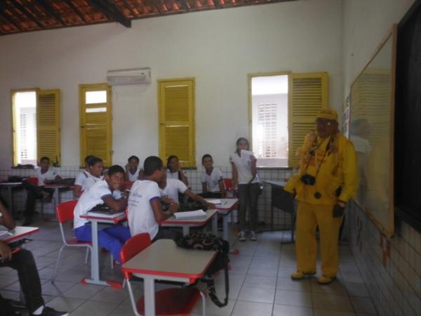 Repórter Amarelinho divulga Festival Estudantil em escolas da rede municipal.(Imagem:FlorianoNews)