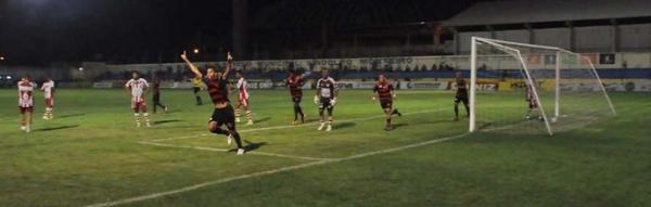 Ítalo comemora o gol da Raposa diante do Caiçara no Lindolfo Monteiro.(Imagem:Marco Freitas)
