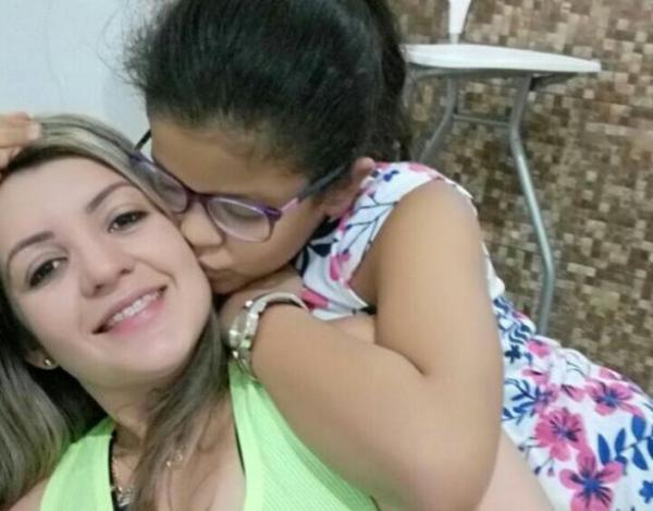 Sara Jane Morais com a filha Alirya Costa(Imagem:Reprodução/Whatsapp)