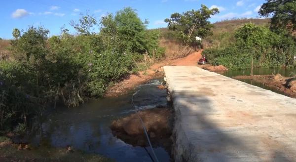 Comunidade se reúne e constrói ponte para atravessar rio no Piauí.(Imagem:Reprodução/TV Clube)