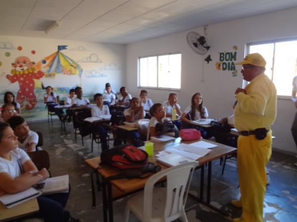 Repórter Amarelinho convida alunos para Festival Estudantil. (Imagem:FlorianoNews)