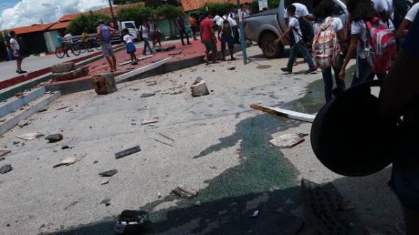 Carro desgovernado invade praça e destrói monumento da cruz em Barão de Grajaú.(Imagem:Divulgação)