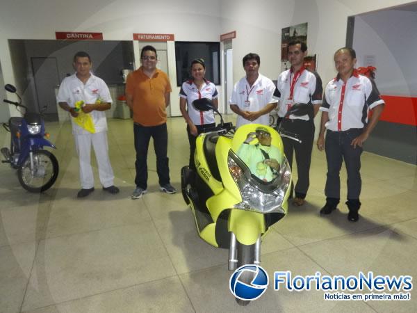 Repórter Amarelinho recebeu nova moto personalizada da Cajueiro Motos.(Imagem:FlorianoNews)