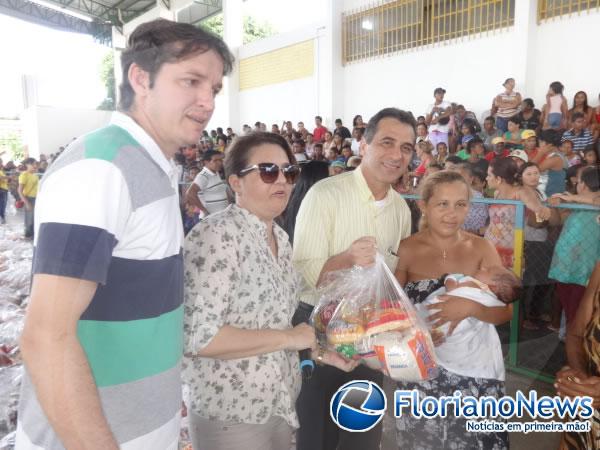 Prefeitura de Floriano distribuiu cestas básicas para famílias carentes do município.(Imagem:FlorianoNews)