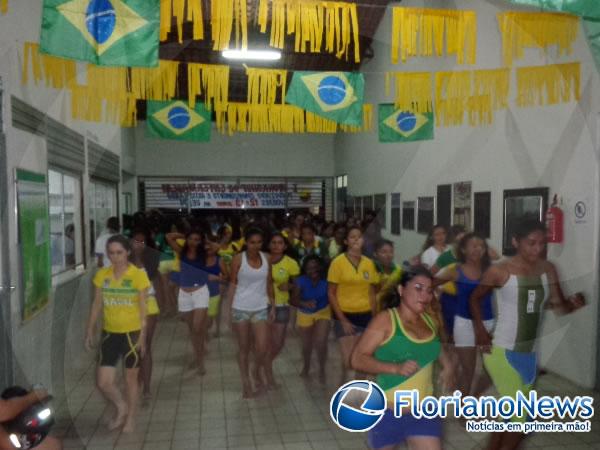 Acadêmicos da UESPI demonstraram patriotismo através de projeto de dança.(Imagem:FlorianoNews)