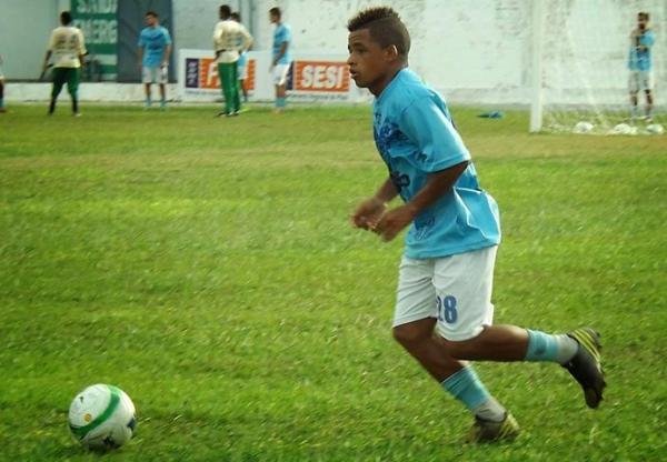 Carlinhos em treino no CT.(Imagem:Renneé Fontenele/Portal Azulino)