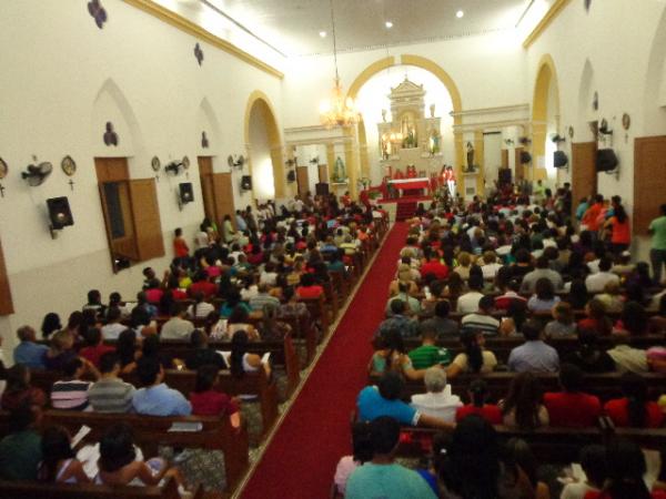 Mais de 30 Jovens receberam sacramento do Crisma na solenidade de Pentecostes.(Imagem:FlorianoNews)