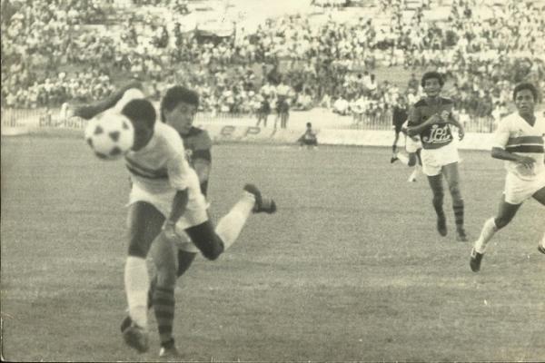 Valter Maranhão em ação pelo River-PI em um clássico Rivengo na década de 80.(Imagem:Acervo Severino Filho)