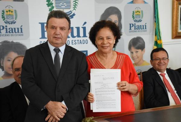 Entrega da minuta do projeto de lei sobre a Política de Regularização Fundiária do Estado do Piauí.(Imagem:Francisco Leal)
