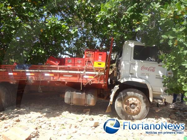 Cabine de caminhão destrava e provoca acidente na Av. Dirceu Arcoverde.(Imagem:FlorianoNews)