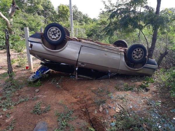 Quatro pessoas ficaram feridas após carro capotar na BR-343(Imagem:Divulgação/PRF)