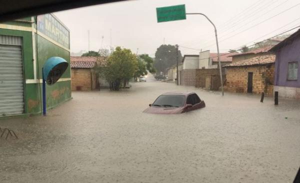 Após noite de forte chuva, Floriano amanhece com pontos de alagamento.(Imagem:Internauta)