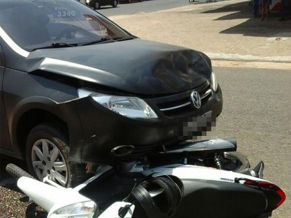 Carro arrasta motocicleta por 10 metros e passageira morre.(Imagem:Divulgação/PM)