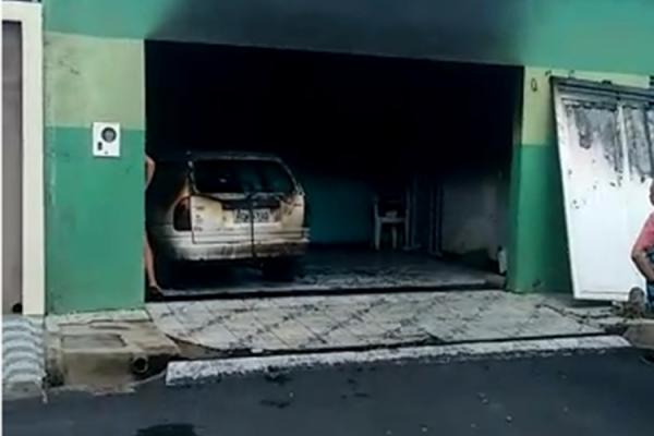 Curto-circuito causa incêndio em carro estacionado dentro de residência.(Imagem:Divulgação)