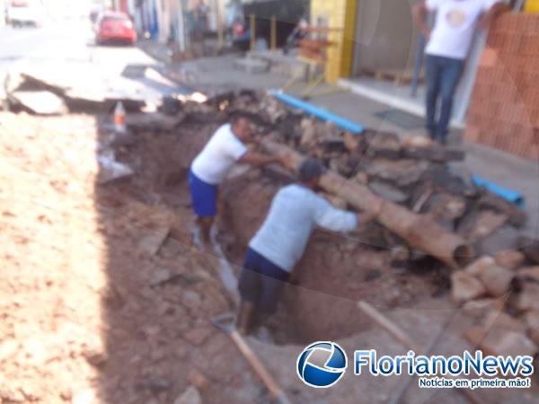 Vazamento ocorrido na Avenida Bucar Neto.(Imagem:FlorianoNews)